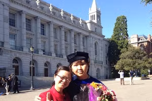 TS Vũ Gia Phong cùng mẹ trong ngày nhận bằng Tiến sĩ tại trường UC Berkeley.
