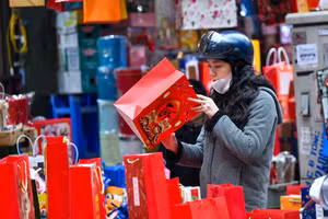 Rực rỡ phố bán túi đựng quà Tết sầm uất nhất Thủ đô