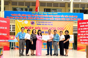 Thầy cô Trường Tiểu học Phú Thọ (Quận 11, TPHCM) trao những phần quà cho học sinh vùng khó.