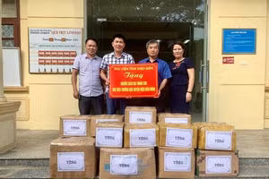 Lãnh đạo Phòng GD&ĐT huyện Điện Biên Đông tiếp nhận sách. 
