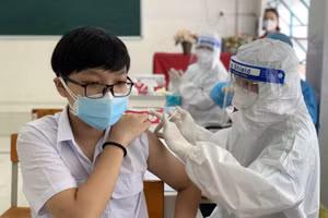 Học sinh lớp 12 Trường THPT Lương Thế Vinh, Quận 1 tiêm vắc xin phòng Covid-19 vào ngày 27/10. Ảnh minh họa 