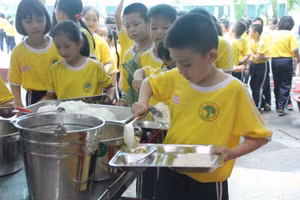 Học sinh tiểu học tại TPHCM trong giờ ăn trưa tại trường. Ảnh minh họa