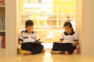  Học sinh Trường Tiểu học Nguyễn Bỉnh Khiêm (Quận 1) đọc sách trong thư viện. Ảnh: Tuấn Anh