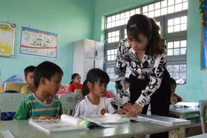 Cô Phan Thị Thỏa hướng dẫn học sinh môn Tiếng Việt.