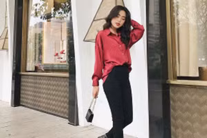 Áo sơ mi lụa tôn lên sự tinh tế và điệu đà của chị em.