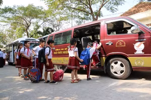 Nhiều trường dân lập bảo vệ an toàn cho học sinh ngay từ việc đi lại.