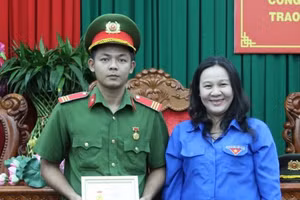 Thượng sĩ Lê Hoàng Khang nhận Huy hiệu Tuổi trẻ dũng cảm.