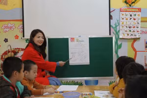 Cô Hồng và học sinh Trường Mầm non Pù Nhi (Mường Lát, Thanh Hóa). Ảnh: Lan Anh