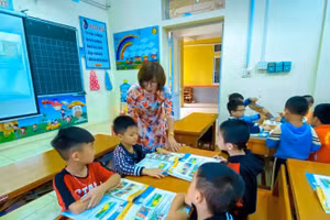 GV và HS Trường Tiểu học Kim Ngọc (Vĩnh Yên – Vĩnh Phúc). Ảnh: NTCC

