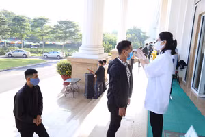 Trường ĐH Đông Á triển khai việc đo thân nhiệt cho cán bộ, giảng viên, SV, người lao động và khử khuẩn trước khi vào khu vực trường. 