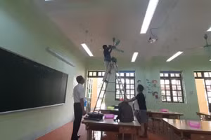 Rà soát, bảo dưỡng lại quạt trần tại Trường Tiểu học Bắc Lệnh, thành phố Lào Cai (Lào Cai). Ảnh: IT