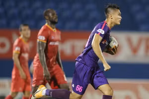 Nguyên Hoàng ăn mừng bàn thắng vào lưới B.Bình Dương, trận đấu thuộc giai đoạn 2 V-League 2020.