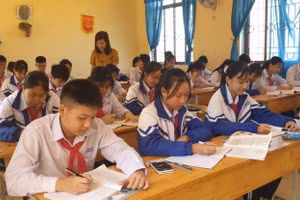 Học sinh Trường THCS Thụy Hương, huyện Kiến Thụy (Hải Phòng) trong giờ học môn Văn.