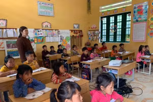 GV và HS Trường PTDTBT Tiểu học Thải Giàng Phố (Bắc Hà - Lào Cai). Ảnh: Đức Trí