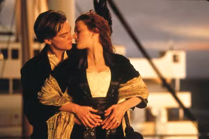 Lấy ý tưởng từ vụ đắm tàu RMS Titanic năm 1912, Titanic (1997) dưới bàn tay đạo diễn của James Cameron đã trở thành kỳ tích điện ảnh, với kỷ lục về những giải thưởng đạt được ở lễ trao giải Oscar năm 1998. Titanic thành công vang dội ở cả chuyên môn và doanh thu. Phim gây bão các phòng vé khắp thế giới năm 1997. Titanic giúp tiếng tăm của Leonardo DiCaprio, Kate Winslet tại Hollywood vươn lên tầm cao mới. Ảnh: Telegraph.