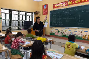Chưa có thiết bị dạy học thông minh, GV vẫn phải dạy học.
