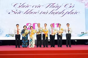 Tặng hoa tri ân lãnh đạo Sở GD&ĐT qua các thời kỳ.