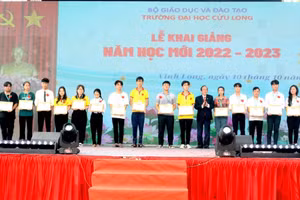 Lãnh đạo Trường ĐH Cửu Long khen thưởng cho các thủ khoa.