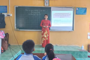 Cô Hà Thị Hoa trong giờ lên lớp.