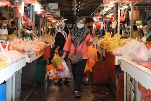 Người Malaysia đeo khẩu trang đi chợ.