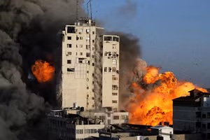 Tòa nhà cao tầng ở Gaza bị tấn công.