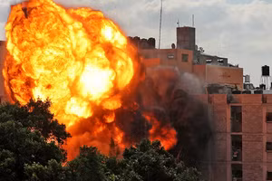 Cuộc tấn công của Israel vào một tòa nhà ở dải Gaza hôm 13/5.
