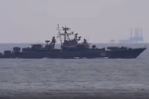 Tàu Nga chặn tàu Mỹ ngoài khơi Crimea.