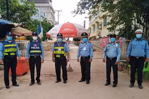 Nhà chức trách Campuchia kiểm tra việc tuân thủ lệnh phong tỏa ở Siem Reap.