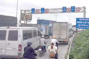 Cầu Thanh Trì thường xuyên ùn tắc trong giờ cao điểm.
