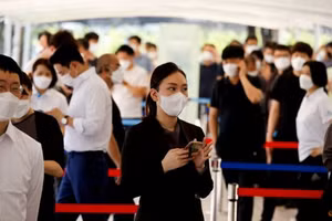 Chờ tiêm vắc xin ở Hàn Quốc.