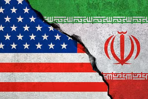 Hình ảnh cờ Mỹ (trái) và cờ Iran.