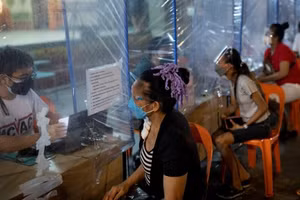 Người dân Philippines kiểm tra để tiêm vắc xin Covid-19.