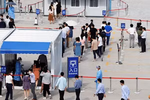 Các nhân viên của Sân bay Quốc tế Phố Đông, Thượng Hải xếp hàng tại một địa điểm thử nghiệm axit nucleic để kiểm tra COVID-19 ở Thượng Hải, Trung Quốc.