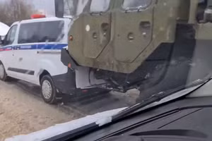 Video “rồng lửa” S-400 của Nga gặp tai nạn giao thông
