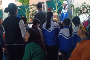Người dân xóm Bìa và các em học sinh trường tiểu học Thành Công 2 thương tiếc hai em nhỏ bị đuối nước.