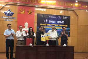 Đại diện Google for Education đã bàn giao tài khoản Google Workspace for Education cho Sở GD&ĐT Nghệ An. Ảnh: Hồ Lài.