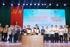 Ký kết hợp tác Dự án ODA đào tạo ngành Chăn nuôi và Thú y tiên tiến tại Trường Đại học Vinh cho Chính phủ Hàn Quốc tài trợ. Ảnh: Hồ Lài.