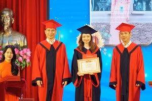 Lãnh đạo Trường ĐH Vinh trao bằng cử nhân cho sinh viên khóa 60 tốt nghiệp loại xuất sắc. Ảnh: Hồ Lài.