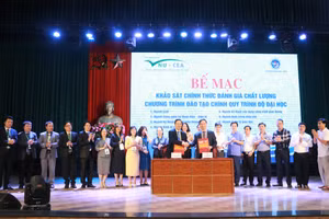 Lễ ký biên bản hoàn thành đợt khảo sát chính thức chính thức đánh giá chất lượng 7 chương trình ĐH hệ chính quy Trường ĐH Vinh. Ảnh: Hồ Lài. 