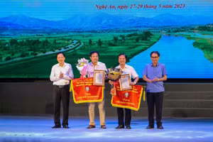 Ban tổ chức trao giải Nhất toàn đoàn Hội thi hát dân ca trong trường học tỉnh Nghệ An cho 2 đơn vị huyện Nam Đàn và Con Cuông. Ảnh: Hồ Lài.