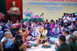 Trường ĐH Vinh và Hội Hữu nghị Việt Nam - Lào tỉnh Nghệ An tổ chức lễ chào mừng ngày tết truyền thống Bun-pi-may cho lưu học sinh Lào. Ảnh: Hồ Lài.