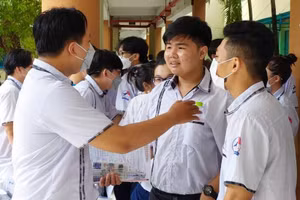 Thí sinh tại Sóc Trăng chia sẻ sau giờ làm bài.