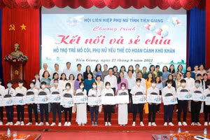 Trao học bổng cho học sinh tại chương trình.