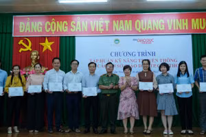 Trao chứng chỉ cho các học viên hoàn thành tập huấn.