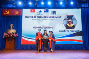 Đại diện Đại học Edith Cowan(Úc) trao bằng thạc sĩ cho một học viên. 