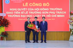 Hội đồng Trường ĐH Luật TPHCM trao hoa chúc mừng TS Lê Trường Sơn.