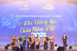 Bà Trương Thị Hồng Hạnh (thứ 5, trái sang) – Giám đốc Sở Du lịch TP Đà Nẵng tặng hoa cho các đơn vị tham gia đồng hành cùng lễ hội.