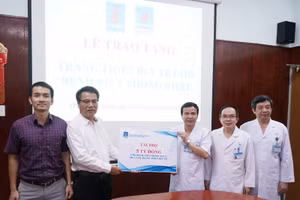 Nghi thức trao tặng thiết bị y tế cho BV Thống Nhất.
