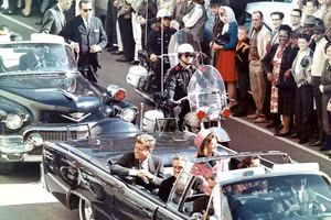 Tổng thống Kennedy và Jackie Kennedy (hàng ghế sau) ít phút trước vụ ám sát.
