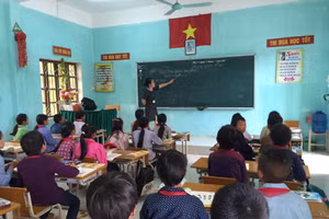 Đội ngũ GV Tiếng Anh tiểu học đang thiếu nguồn tuyển ở nhiều địa phương - Giờ học tiếng Anh của GV và HS Trường PTDTBTTH Nghĩa Thuận (Quản Bạ - Hà Giang). Ảnh: Đức Trí